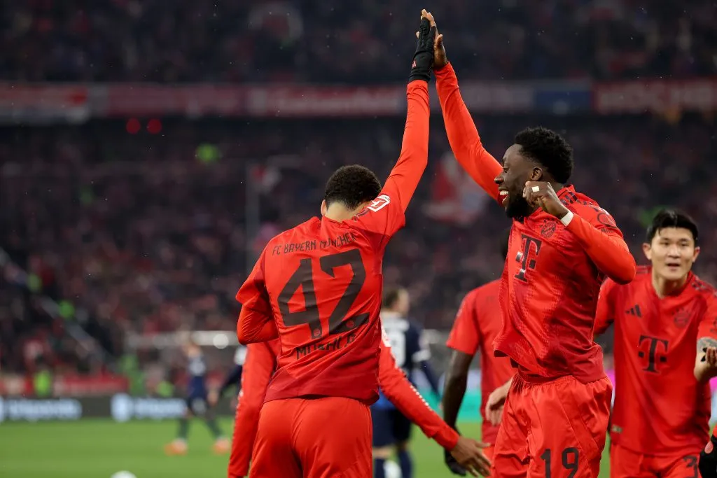 Musiala e Alphonso Davies pelo Bayern de Munique (Photo by Alexander Hassenstein/Getty Images)