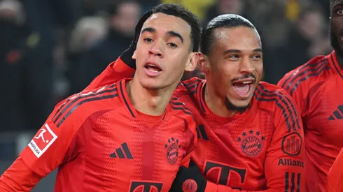 Musiala e Sané, jogadores do Bayern de Munique. O primeiro pode convencer Alphonso Davies a ficar no clube (Photo by Stuart Franklin/Getty Images)