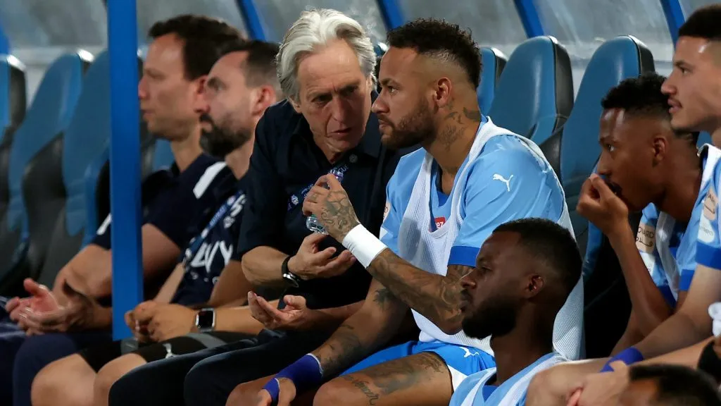 Neymar e Jorge Jesus conversando em jogo do Al-Hilal. Foto: Yasser Bakhsh/Getty Images