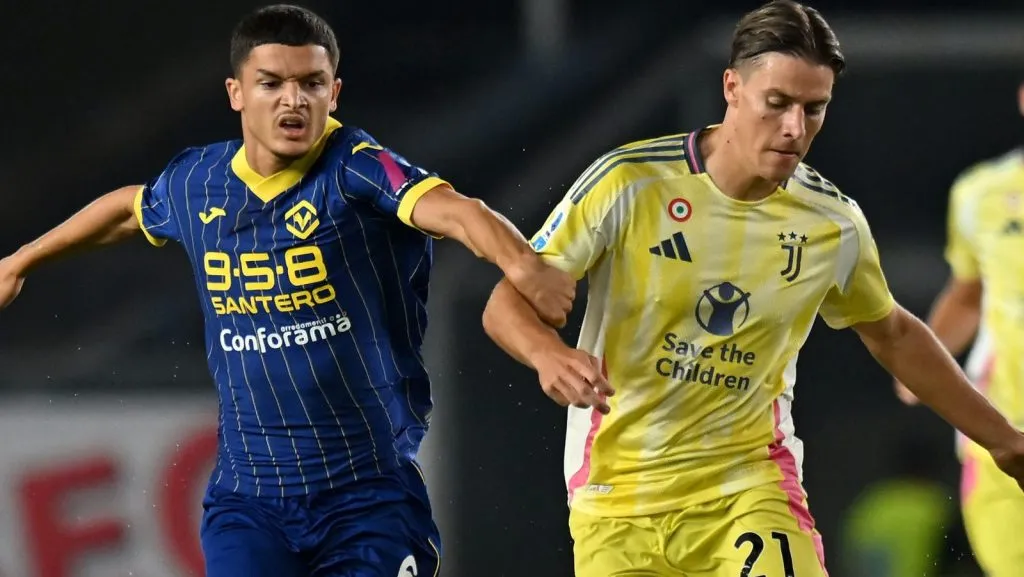 Reda Belahyane, do Hellas Verona, disputa a bola com Nicolò Fagioli, da Juventus, durante a partida da Serie A entre Hellas Verona e Juventus no Estádio Marcantonio Bentegodi, em 26 de agosto de 2024, em Verona, Itália. (Foto: Alessandro Sabattini/Getty Images)