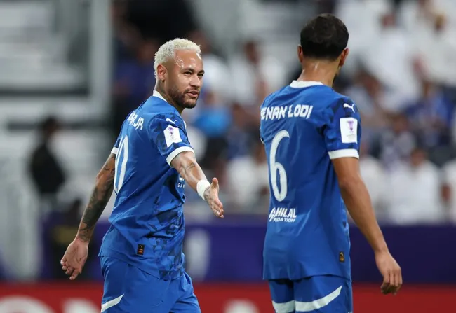 Neymar ao lado de Renan Lodi, do Al-Hilal. Lateral comentou sobre o interesse do Corinthians (Photo by Yasser Bakhsh/Getty Images)