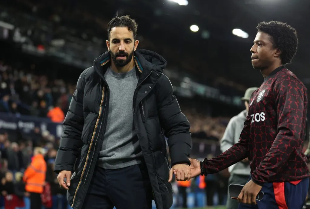 Ruben Amorim e Tyrell Malacia pelo Manchester United. Jogador pode sair, e Juventus e Dortmund estão interessados, segundo portal (Photo by Richard Pelham/Getty Images)