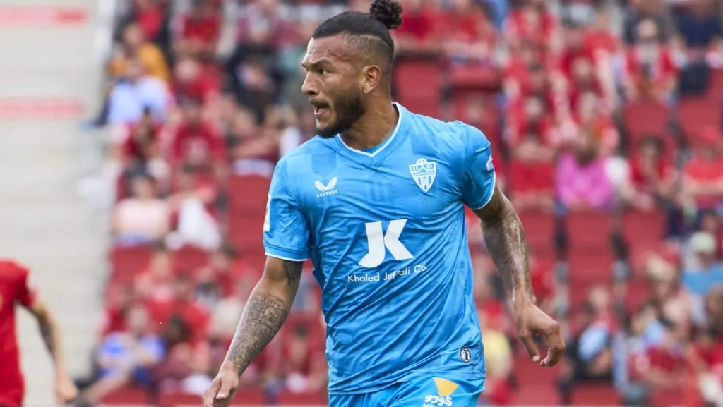 Luis Suárez, do UD Almería, corre com a bola durante a partida da LaLiga EA Sports entre RCD Mallorca e UD Almería no Estadi de Son Moix, em 19 de maio de 2024, em Mallorca, Espanha. (Foto: Rafa Babot/Getty Images)