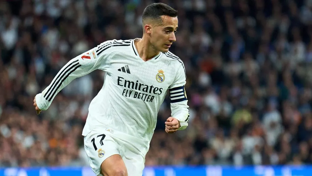 Lucas Vázquez do Real Madrid controla a bola durante a partida de LaLiga entre Real Madrid CF e Sevilla FC no Estádio Santiago Bernabéu em 22 de dezembro de 2024, em Madrid, Espanha. (Foto: Angel Martinez/Getty Images)