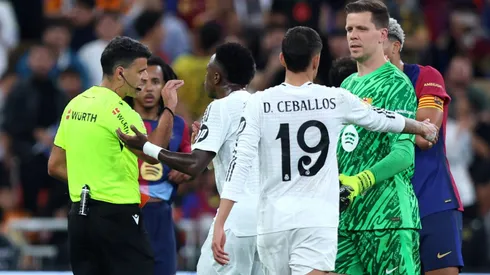 O El Clásico terminou 5 a 2, com uma performance dominante dos catalães, mas o debate sobre o impacto da expulsão no resultado segue aceso. (Foto: Yasser Bakhsh/Getty Images)