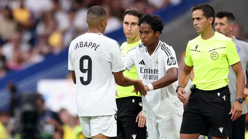 Mbappé saindo de campo para a entrada de Endrick