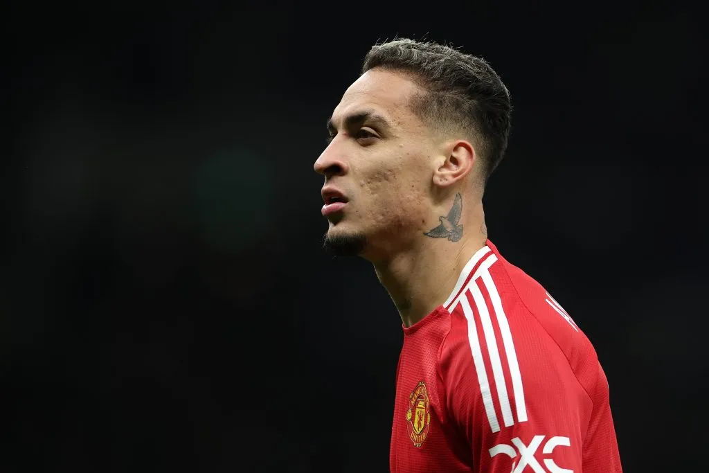 Antony na partida diante do Tottenham (Photo by Alex Pantling/Getty Images)