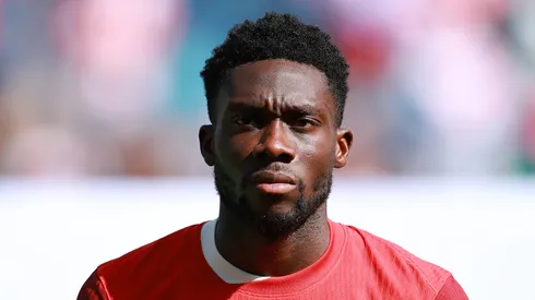 Alphonso Davies durante partida pela seleção do Canadá