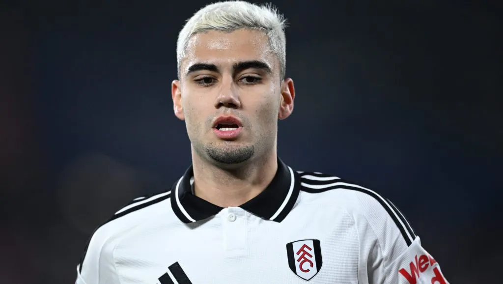 Andreas Pereira em campo de camisa branca com emblema do Fulham (Photo by Justin Setterfield/Getty Images)
