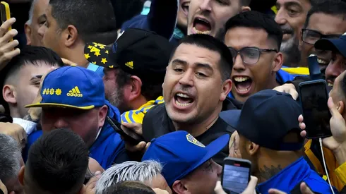 Riquelme, presidente do Boca Juniors, comemorando com a torcida. Foto: Marcelo Endelli