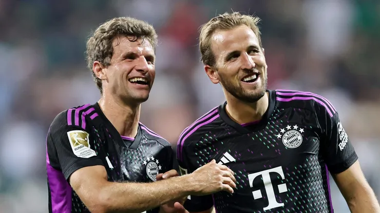 Müller ao lado do artilheiro Harry Kane. Foto: Christof Koepsel/Getty Images