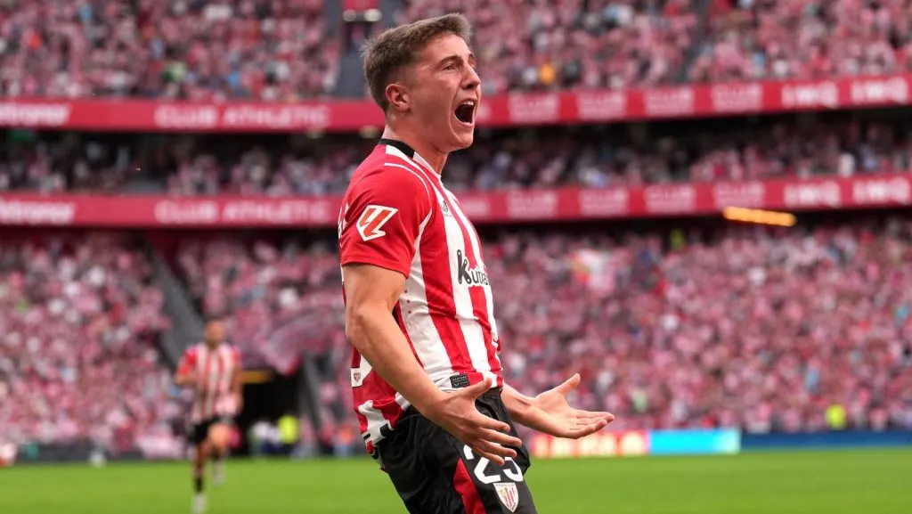 Mikel Jauregizar, do Athletic Club, celebra ao marcar o primeiro gol de sua equipe durante o jogo da LaLiga entre Athletic Club e Sevilla FC no Estádio de San Mamés em 29 de setembro de 2024, em Bilbao, Espanha. (Foto por Juan Manuel Serrano Arce/Getty Images)