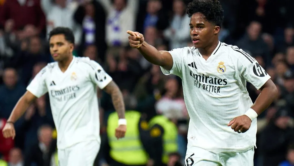 Endrick Felipe Moreira, do Real Madrid, comemora após marcar o quinto gol de sua equipe durante a partida da Copa do Rei entre Real Madrid e Celta de Vigo no Estádio Santiago Bernabéu, em 16 de janeiro de 2025, em Madri, Espanha. (Foto de Angel Martinez/Getty Images)