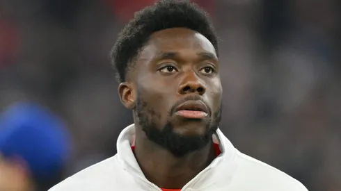 Real Madrid fica sem Davies e parte para fechar com outro grande lateral-esquerdo (Photo by Sebastian Widmann/Getty Images)