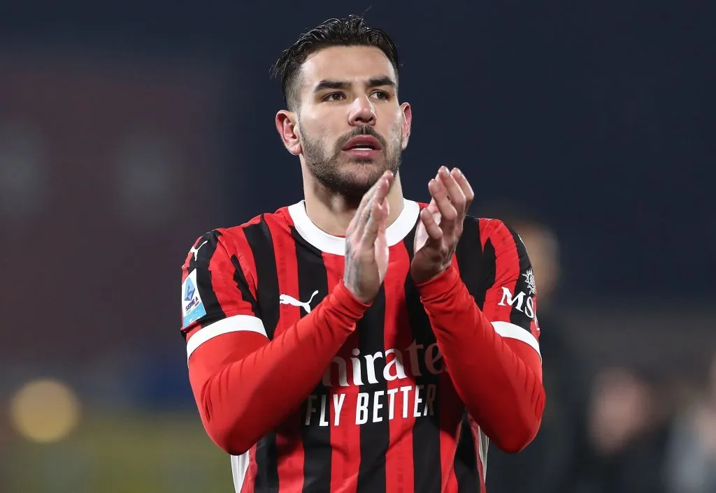 Theo Hernández em campo pelo Milan (Photo by Marco Luzzani/Getty Images)