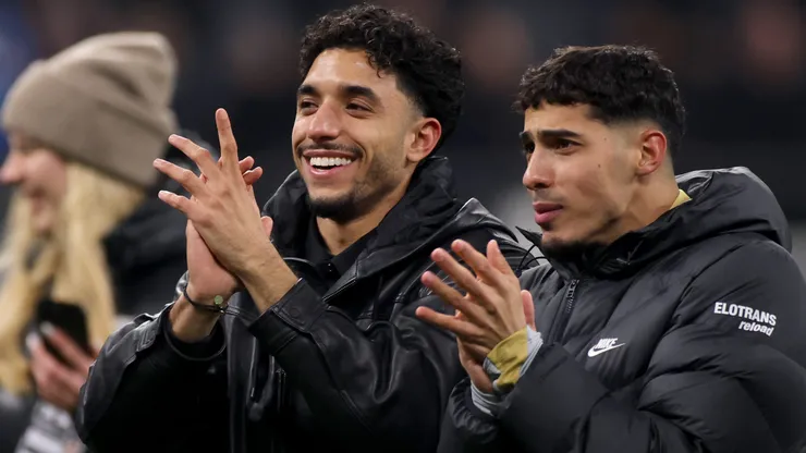 Marmoush agradecendo os torcedores em jogo contra o Borussia Dortmund. Jogador deve assinar com o Manchester City nos próximos dias. Foto: Alex Grimm