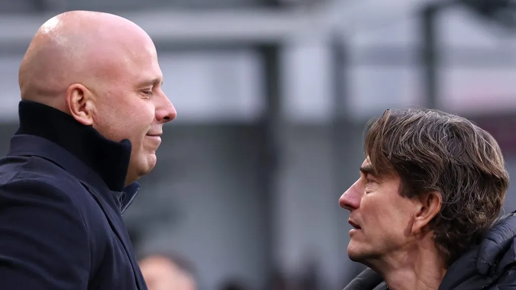 Arne Slot, técnico do Liverpool, interage com Thomas Frank, técnico do Brentford, antes da partida da Premier League entre Brentford FC e Liverpool FC no Gtech Community Stadium, em 18 de janeiro de 2025, em Brentford, Inglaterra. (Foto de Ryan PierseGetty Images)