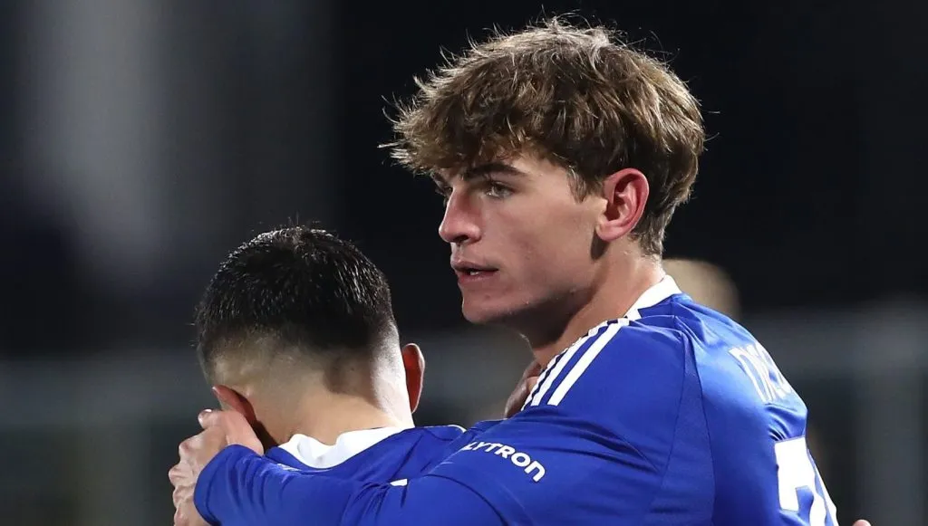 Nico Paz abraçando Gabriel Strefezza (Marco Luzzani/Getty Images)