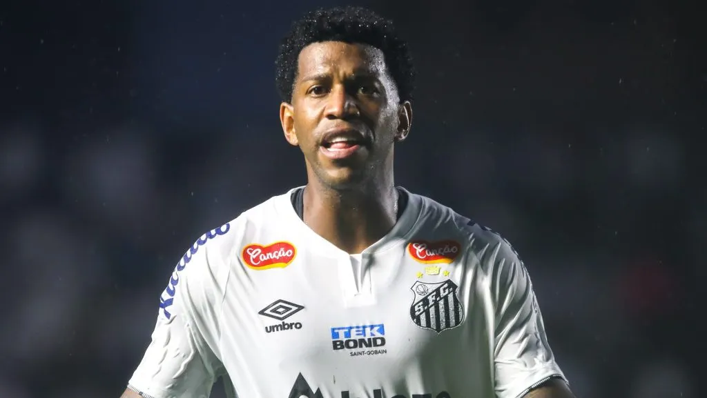 Gil alerta para melhorias nos quartos do hotel. Foto: Reinaldo Campos/AGIF