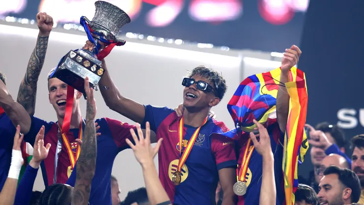 Lamine Yamal comemorando título da Supercopa vencida após goleada no Real Madrid. Neymar elogiou o jogador espanhol. Foto: Yasser Bakhsh