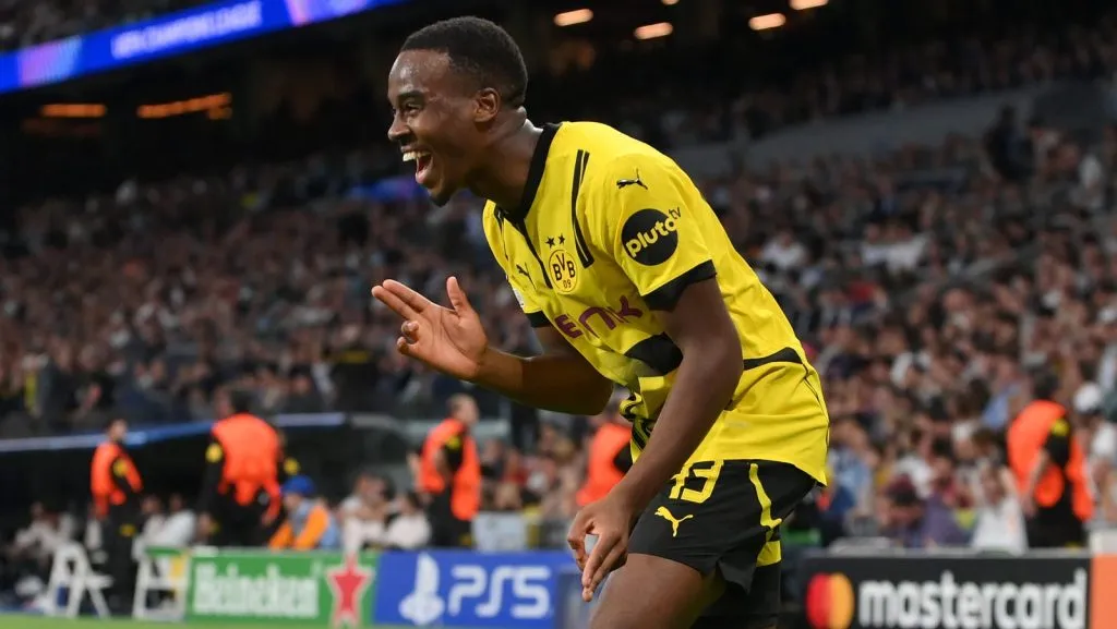 Jamie Bynoe-Gittens, do Borussia Dortmund, comemora ao marcar o segundo gol de sua equipe durante a partida da Fase de Liga MD3 da Liga dos Campeões da UEFA 2024/25 entre Real Madrid C.F. e Borussia Dortmund no Estádio Santiago Bernabéu, em 22 de outubro de 2024, em Madri, Espanha. (Foto por Denis Doyle/Getty Images)