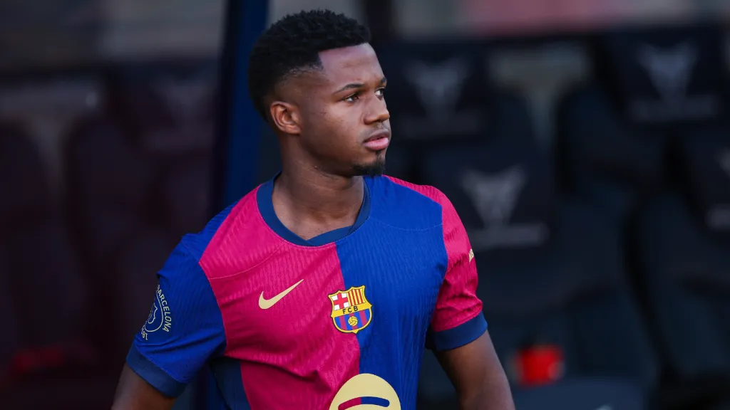 Ansu Fati antes de jogo pelo Barcelona (Photo by Eric Alonso/Getty Images)