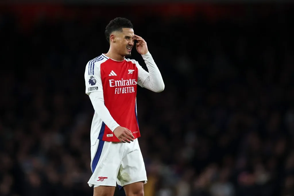 William Saliba com a camisa do Arsenal (Photo by Alex Pantling/Getty Images)