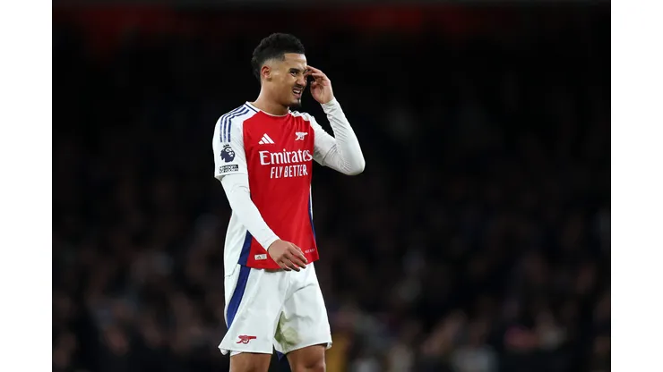William Saliba com a camisa do Arsenal (Photo by Alex Pantling/Getty Images)