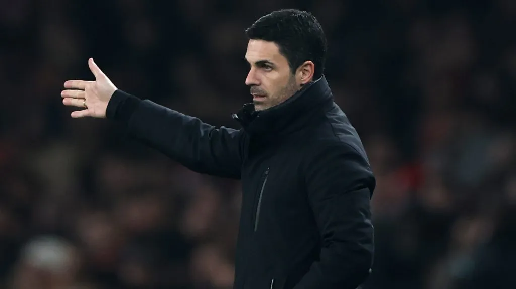 Mikel Arteta, técnico do Arsenal, gesticula durante a partida da Premier League entre Arsenal FC e Tottenham Hotspur FC no Emirates Stadium em 15 de janeiro de 2025, em Londres, Inglaterra. (Foto por Alex Pantling/Getty Images)