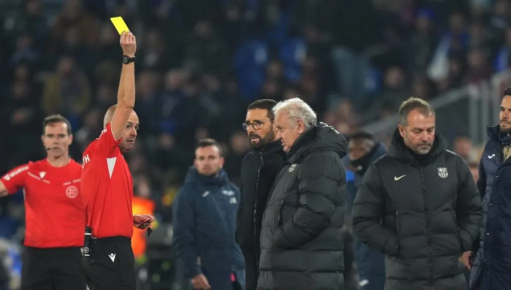 Hansi Flick (à direita) sendo advertido com um cartão amarelo (Angel Martinez/Getty Images)