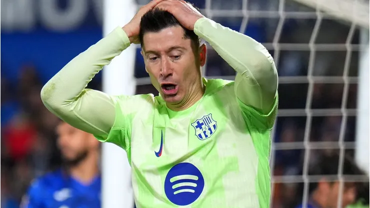 O Barcelona enfrenta um início de temporada com desafios importantes após a lesão muscular de Robert Lewandowski, que o deixará de fora do tradicional Troféu Joan Gamper contra o Como 1907. (Foto de Angel Martinez/Getty Images)