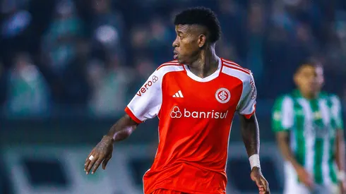 Vitão jogador do Internacional durante partida contra o Juventude no estádio Alfredo Jaconi