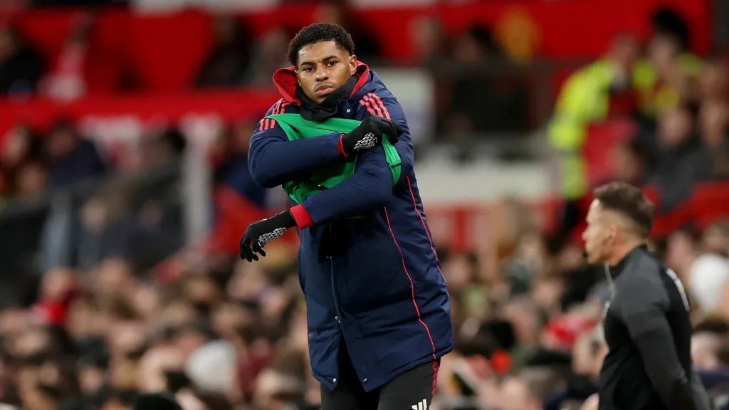 Marcus Rashford saindo do banco de reservas no Manchester United (Photo by Carl Recine/Getty Images)