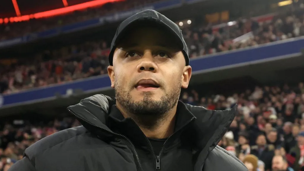Vincent Kompany, treinador do Bayern de Munique, observa durante a partida da Bundesliga entre FC Bayern München e RB Leipzig na Allianz Arena em 20 de dezembro de 2024, em Munique, Alemanha. (Foto por Alexander Hassenstein/Getty Images)