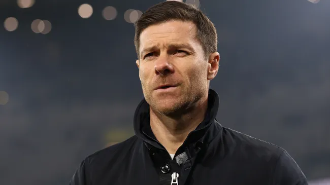Xabi Alonso em partida pelo Bayer Leverkusen (FOTO: Lars Baron/Getty Images)
