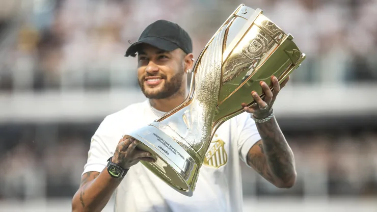 Neymar Junior ex jogador do Santos com o trofeu do campeonato paulista antes da partida entre Santos e Palmeiras no estádio Vila Belmiro