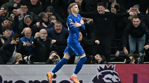 Cole Palmer comemora gol marcado com a camisa do Chelsea em partida da Premier League. MARTIN DALTON / Alamy Stock Photo