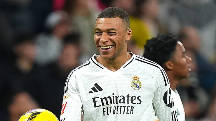 Kylian Mbappé vive um momento brilhante no Real Madrid, com 12 gols em 12 jogos recentes e seu primeiro hat-trick na La Liga. (Photo by Angel Martinez/Getty Images)