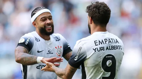 Yuri Alberto e Depay durante partida pelo Corinthians