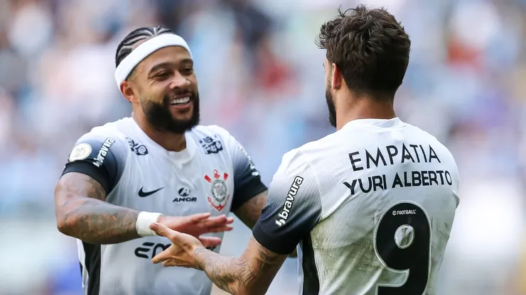 Yuri Alberto e Depay durante partida pelo Corinthians