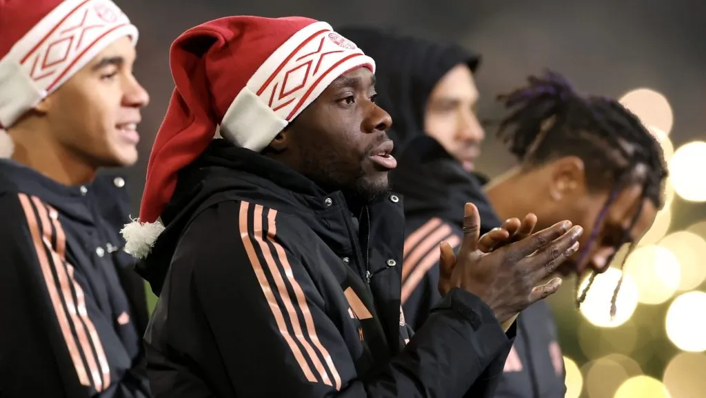 Alphonso Davies, alvo do Real Madrid, pelo Bayern de Munique. Ele não foi anunciado pelo clube espanhol, pois deixou claro sua vontade de permanecer no clube alemão (Photo by Alexander Hassenstein/Getty Images)