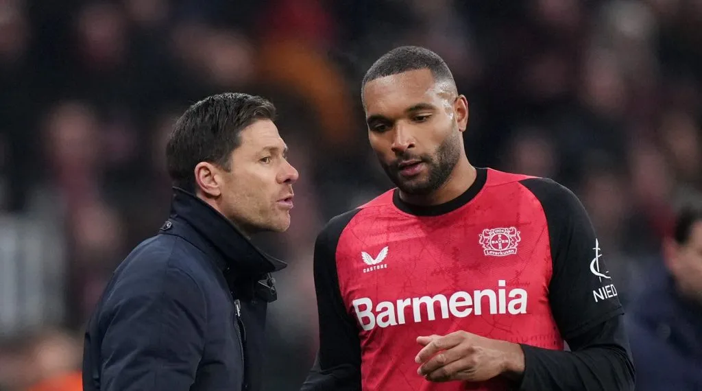 Xabi Alonso conversando com Jonathan Tah (Pau Barrena/Getty Images)
