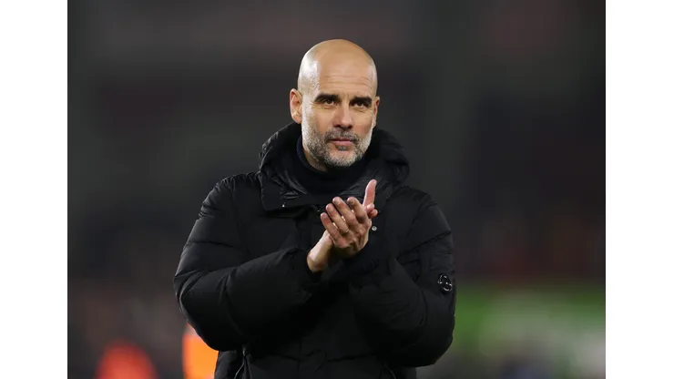 Pep Guardiola terá no elenco do City um jovem defensor (Photo by Alex Pantling/Getty Images)