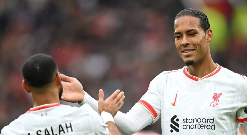 Salah e Van Dijk se cumprimentando (Michael Regan/Getty Images)