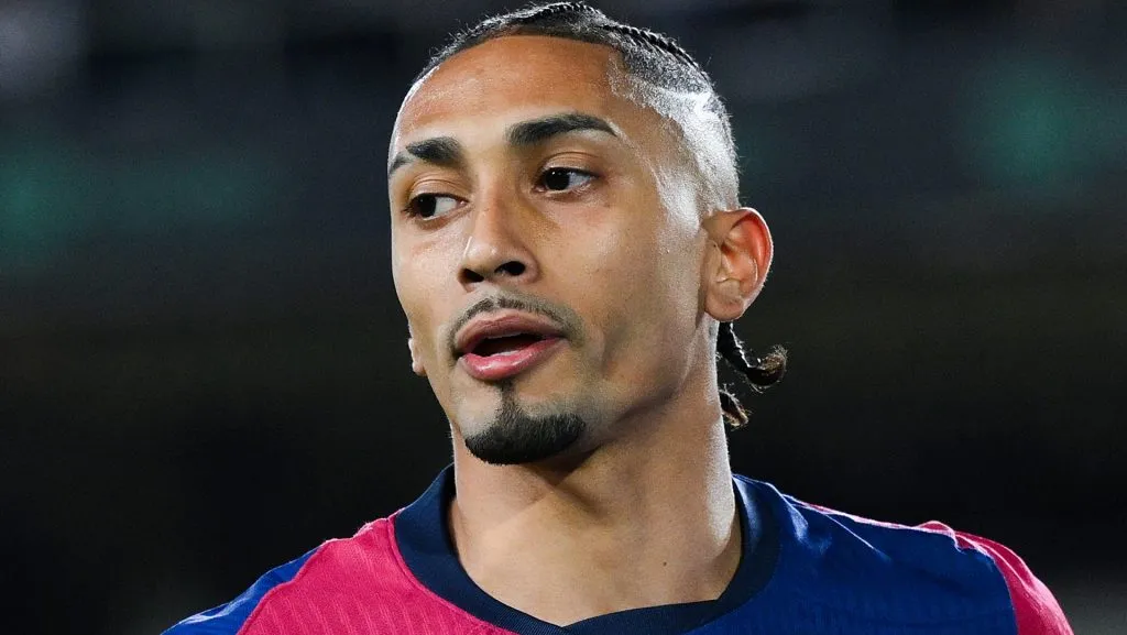 Raphinha em campo com as cores do Barcelona (Photo by David Ramos/Getty Images)