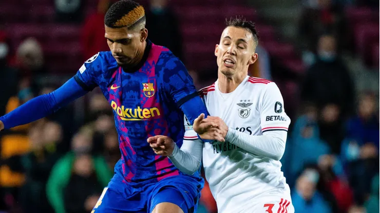 Ronald Araújo protege a bola sob a pressão de Alejandro Grimaldo em partida entre Benfica e Barcelona, pela UEFA Champions League. Foto: Xinhua / Alamy Stock Photo