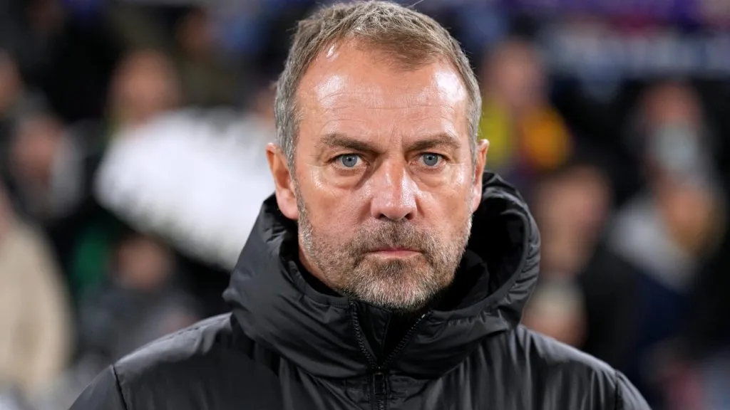Hansi Flick de casaco preto, pelo Barcelona, em campo. (Photo by Angel Martinez/Getty Images)