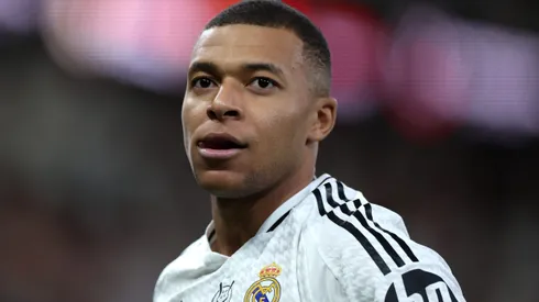 Mbappé, jogador do Real Madrid, chegou ao clube do PSG com um grande bônus de assinatura. Com Alexander-Arnold poderia ser igual, segundo fonte. (Photo by Yasser Bakhsh/Getty Images)