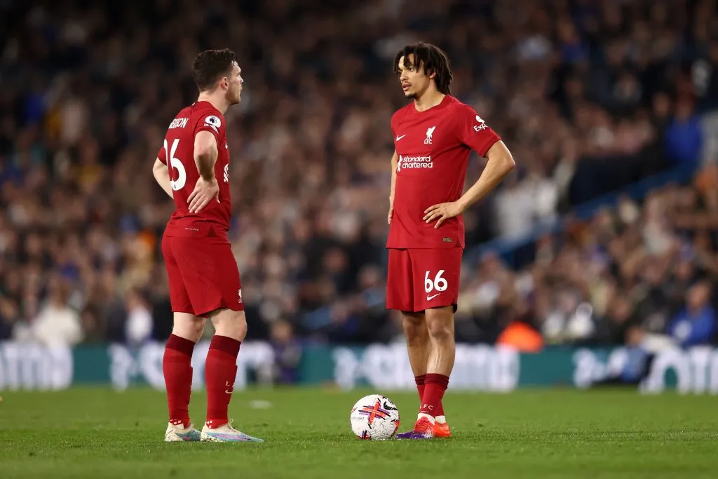 Andrew Robertson ao lado de Alexander-Arnold. O Liverpool pode ter que buscar substitutos para os dois  (Photo by Naomi Baker/Getty Images)