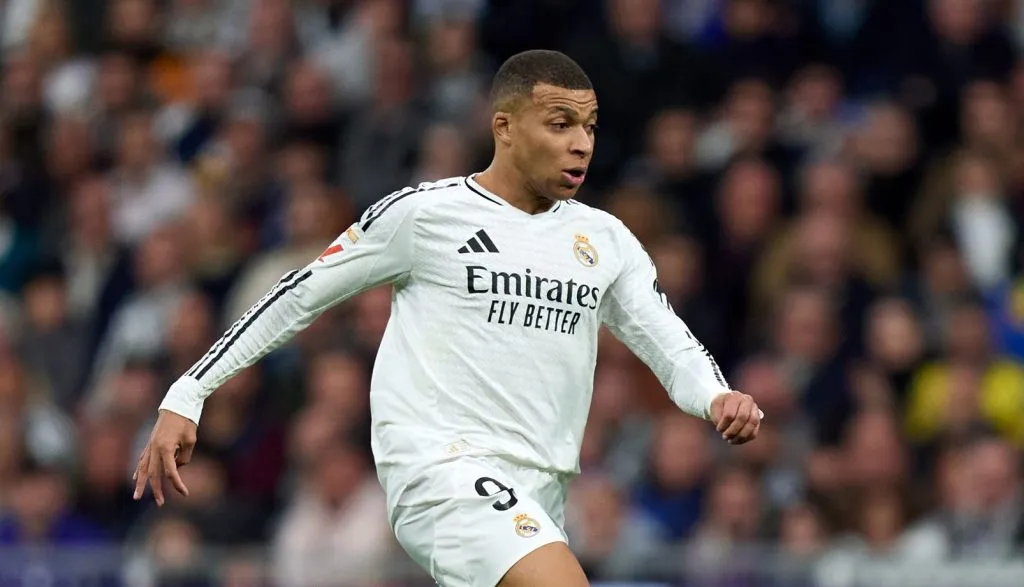 Mbappé conduzindo a bola pelo Real Madrid (Angel Martinez/Getty Images)